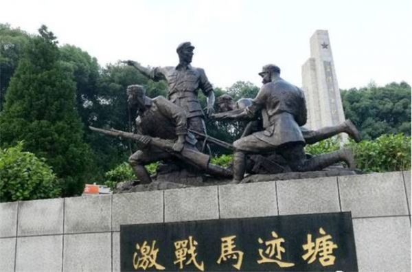 夜幕下兩支部隊相遇，都以為是自己人，一喊話才知道是敵軍