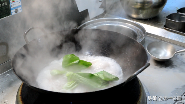 煮肉燉排骨，放料越多越難吃，只需放1味料，軟爛入味，吃著賊香