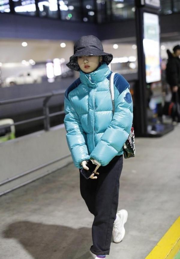張子楓脫離孩子氣，穿亮片羽絨服拼接絲絨，背小挎包挺有輕熟氣質