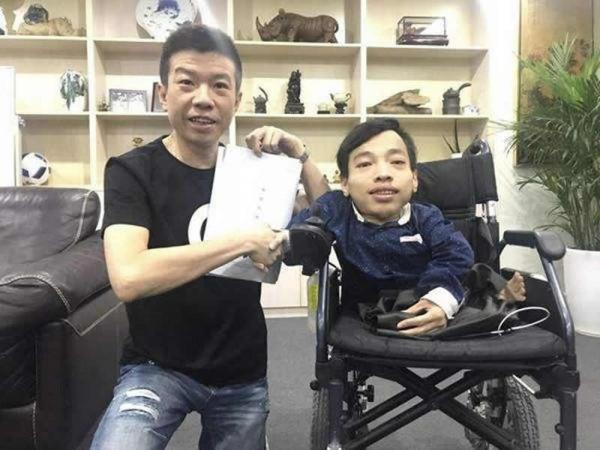 “輪椅總裁”李創利：身高不到1米，賺3億後娶1米7的女秘書為妻