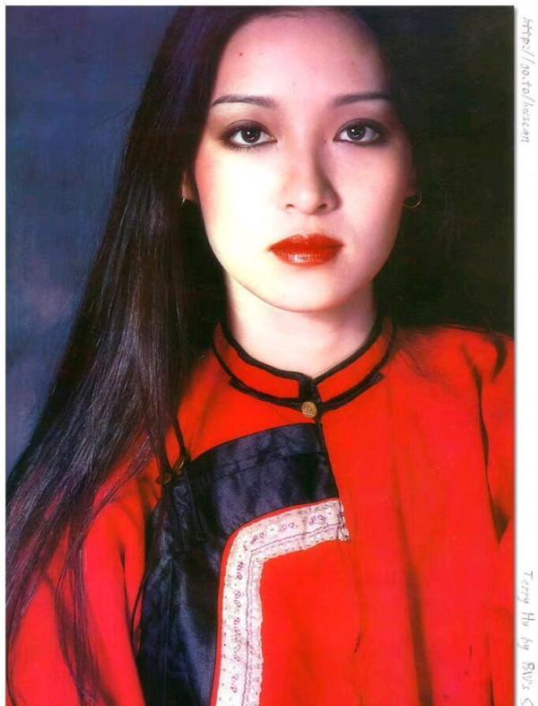 胡茵夢40年前的妝容，讓我懂了：“為何有些女士化濃妝仍很文氣”