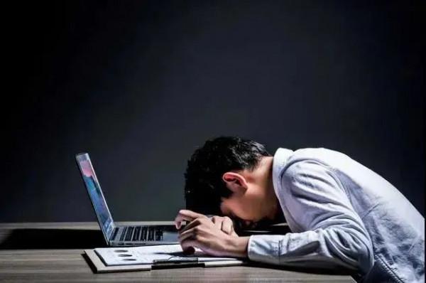 哈佛大學研究發現：長期太累或太窮，人會變傻