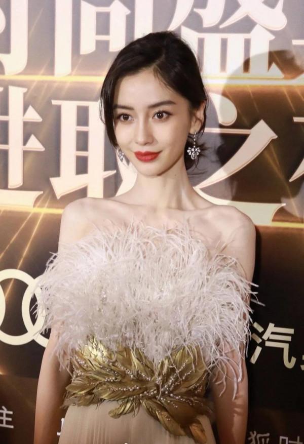 紅毯殺手，Angela baby白色禮服，要封神了