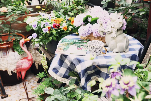 她改造的54㎡露臺花園，一個可在花叢中漫步的秘境，美不勝收