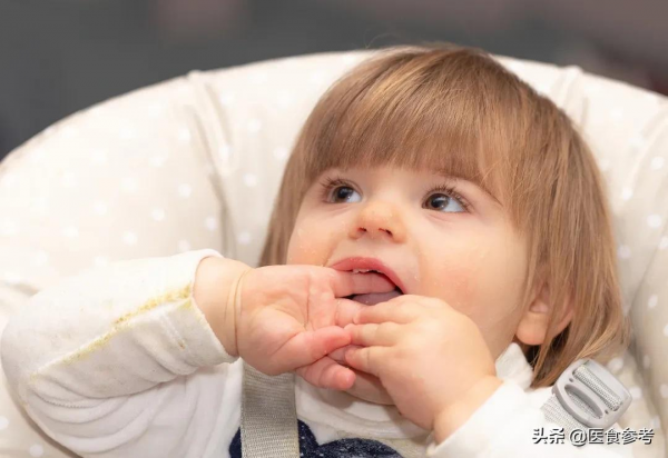 孩子喜歡吃手指，家長要干預嗎？