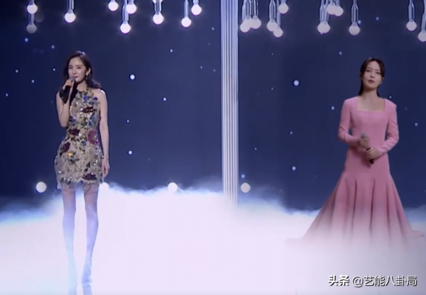 衛視春晚女星斗豔：楊冪百花裙嬌媚，唐嫣冒雨被淋溼，關曉彤走秀