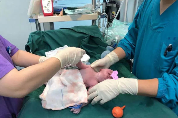 30歲二胎媽媽臨產前查出心臟腫瘤,手術檯上一邊生娃一邊開“心” 30歲二胎媽媽臨產前查出心臟腫瘤,手術檯上一邊生娃一邊開“心”