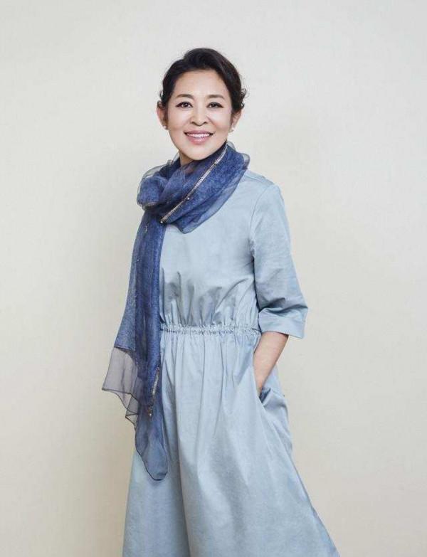 倪萍引領一波“奶奶時尚”，穿衛衣內搭花襯衫時髦減齡，值得借鑑