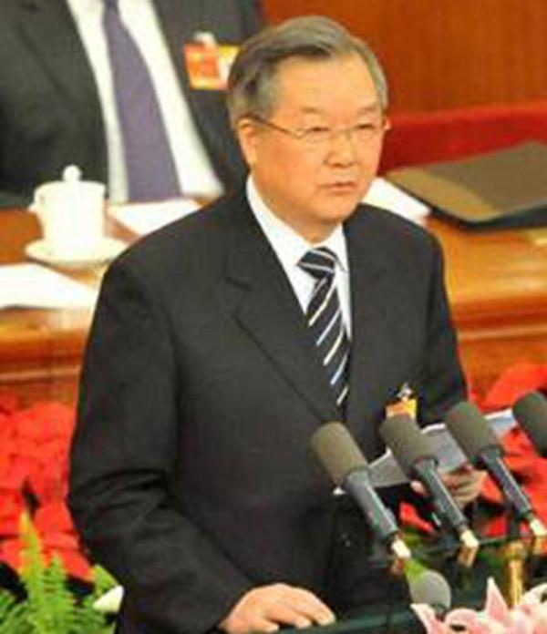 他48歲授少將，58歲擔任衛生部部長，63歲被免除職務，今年82歲