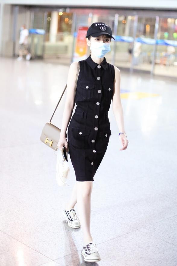 毛曉彤的穿法夠獨特，不但配色很大膽，吊帶外穿更是令人看不懂