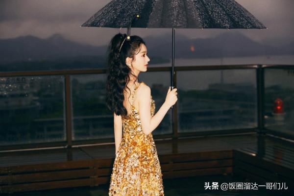 女星撐傘大片，劉雯氛圍感拉滿數第一，李沁倒數，誰又驚豔了你？