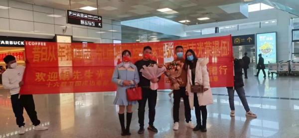 返鄉航班上，西沙老兵收到一份特殊禮物