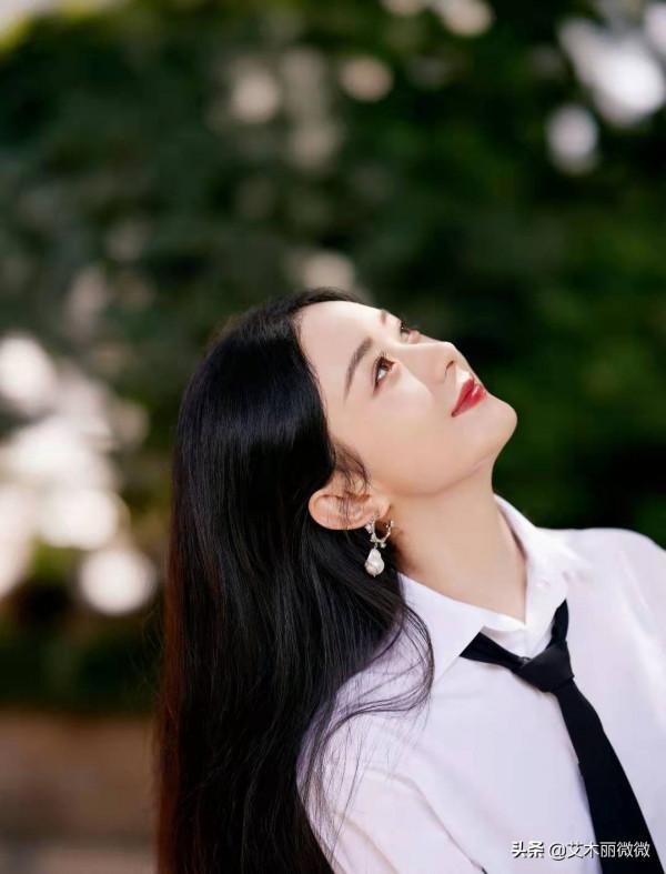 真清純還是“裝”清純？趙麗穎穿襯衫百褶裙扮學生妹，少女感滿滿