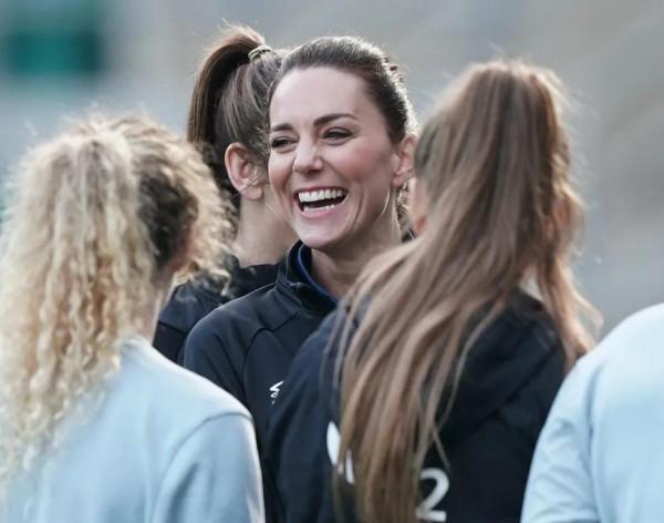 王的官宣：凱特正式接手哈里職務，真是長劍橋威風滅哈里梅根氣勢