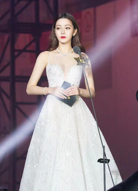 盤點迪麗熱巴那些封神的紅毯造型