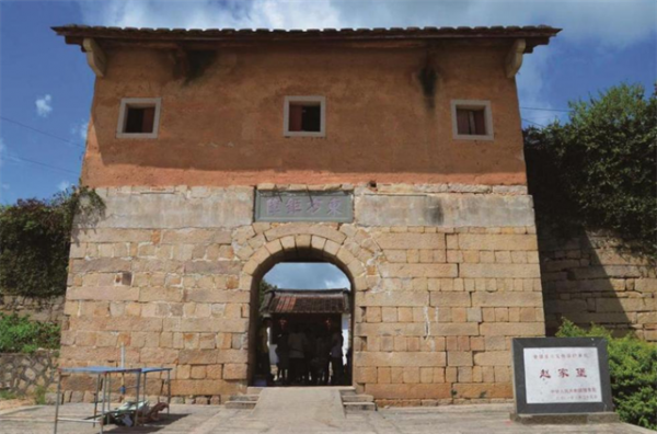 老農在自家菜園發現古石碑，考古學家研究後說：敢問祖上何人？