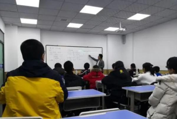 從機構的教培老師到學校做老師，真的必須承認學校老師很辛苦