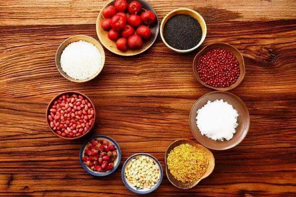 今天臘八節，有人喝臘八粥有人吃臘八面，有人盼團圓有人獨思親