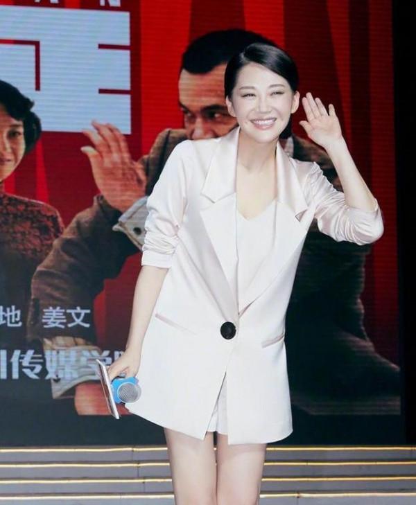 真成老太太了！許晴51歲也不算太老，但燙了這個要命的捲髮