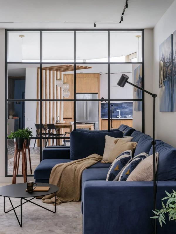 一個看著舒服的房子，靠得絕對不是豪裝，他家因藍色而在網上走紅