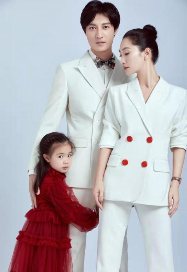 安陵容劇外蛻變大，穿西裝拍全家福女王範十足，老公都被襯得嬌羞