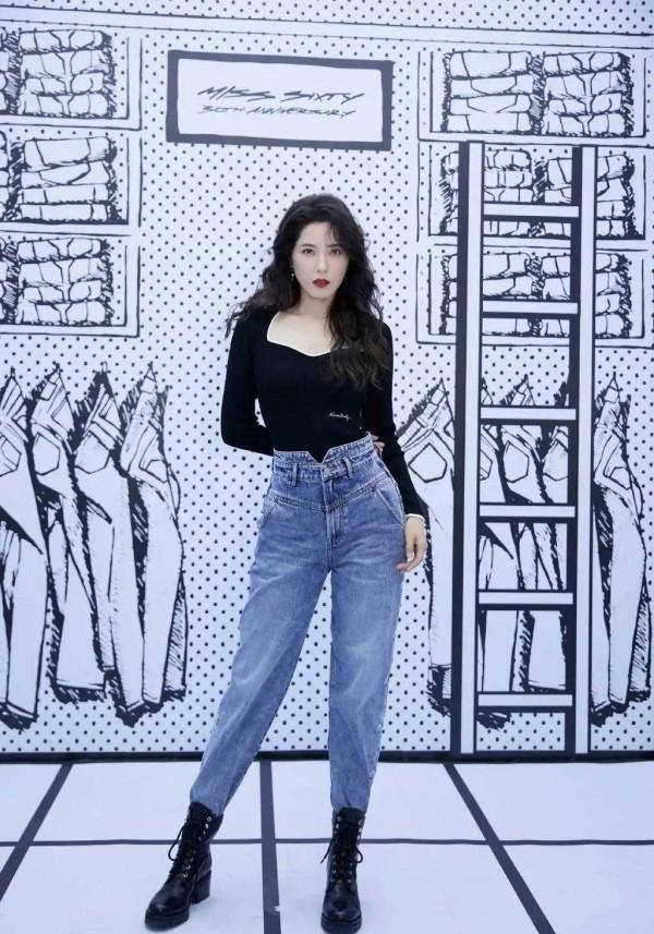 曾黎又驚豔了,穿牛仔褲塞一截到馬丁靴,照穿甩朋友圈的人幾條街 曾黎又驚豔了,穿牛仔褲塞一截到馬丁靴,照穿甩朋友圈的人幾條街