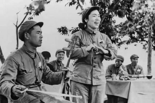 常香玉65歲演出,觀眾的熱情像極了野性消費的網友,卻累壞了大師 常香玉65歲演出,觀眾的熱情像極了野性消費的網友,卻累壞了大師