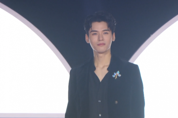 GQ沙灘紅毯來了!熱巴雀斑妝迷人,baby仙裙迎戰,關曉彤造型失策 GQ沙灘紅毯來了!熱巴雀斑妝迷人,baby仙裙迎戰,關曉彤造型失策