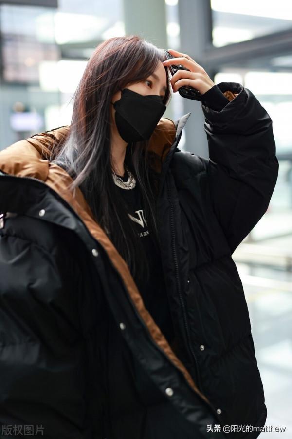 街拍：孟佳穿廓形羽絨服時髦有型，全黑裝扮美麗時尚