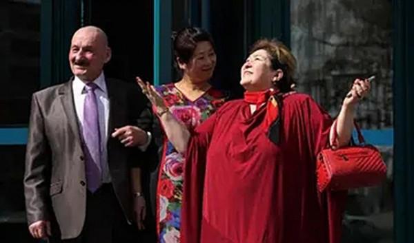 俄羅斯美女倒追中國窮小夥，不要彩禮也要嫁，沒車沒房仍幸福至今