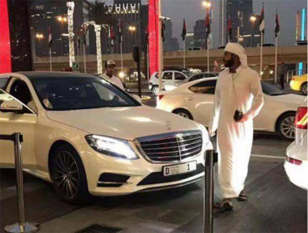 窮小子冒充沙特王子行騙30年，豪車名牌傍身，因一道燻火腿露破綻