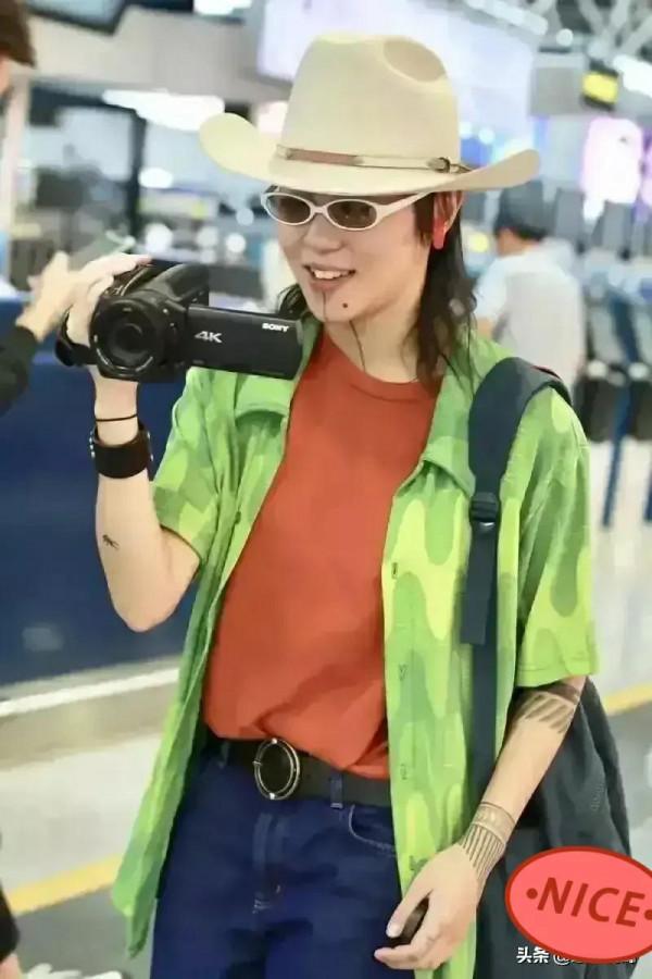 王菲的女兒完美繼承了她的巨星風範，鬍鬚蛤蟆鏡高禮帽時髦感十足