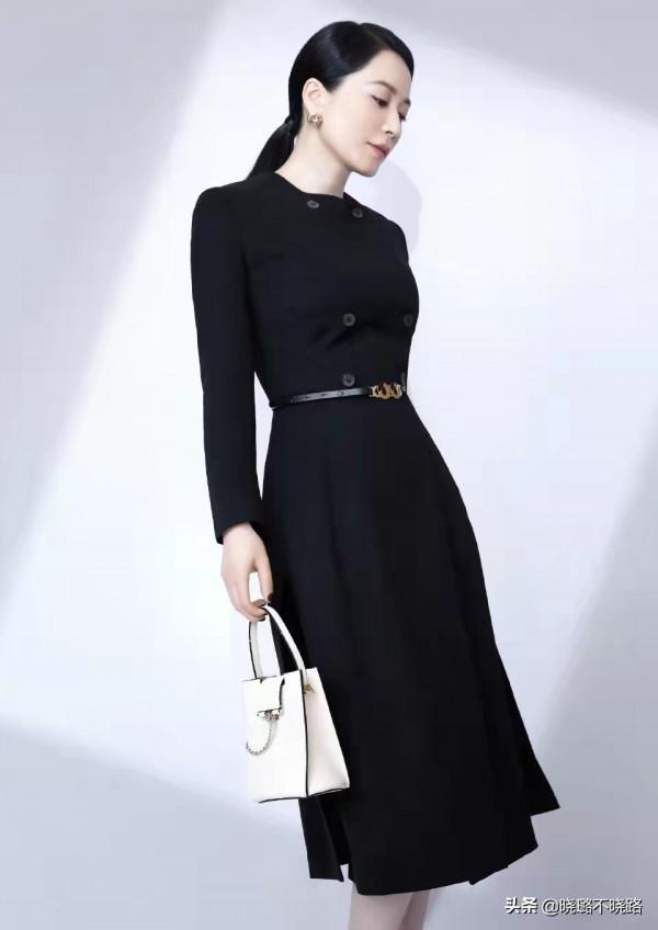真正見過世面的女人，穿風衣很少配小黑褲，看陳數俞飛鴻就知道了