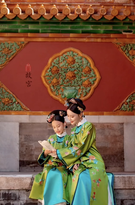 李小璐與女兒跳舞拜年，母女同款雙馬尾像姐妹花，甜馨越長越漂亮