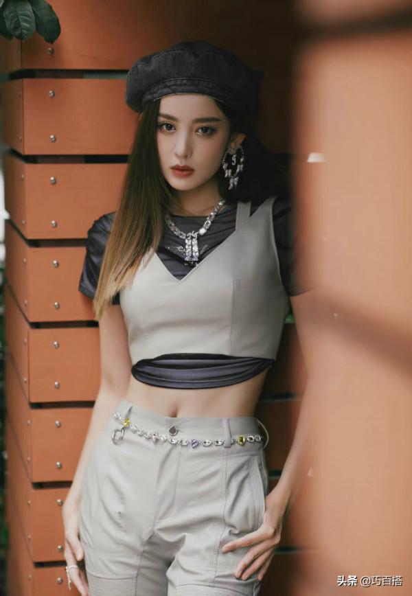 古力娜扎快本造型曝光,工裝連體褲搭配貝雷帽,又帥氣又溫柔 古力娜扎快本造型曝光,工裝連體褲搭配貝雷帽,又帥氣又溫柔