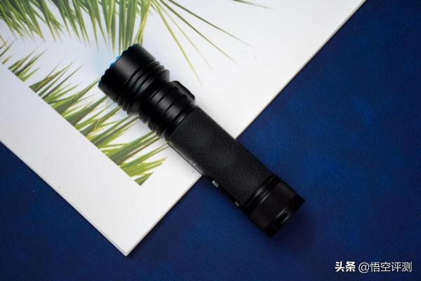 功能超強的手電：3D轉輪+無極調光+超高亮度，傲雷探索家3 Pro評測