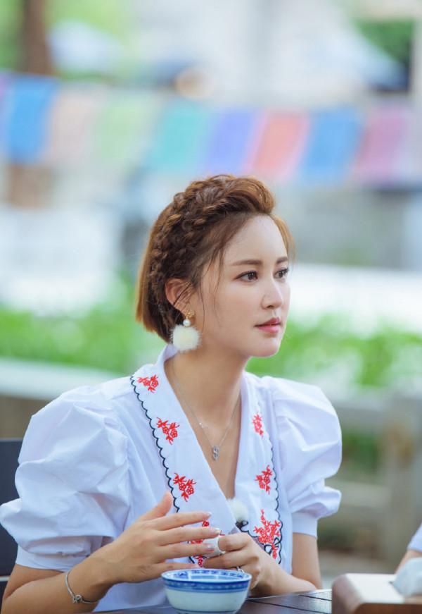 張歆藝太會“裝嫩”了,穿T恤配揹帶裙,扎倆蕾絲蝴蝶結好少女 張歆藝太會“裝嫩”了,穿T恤配揹帶裙,扎倆蕾絲蝴蝶結好少女