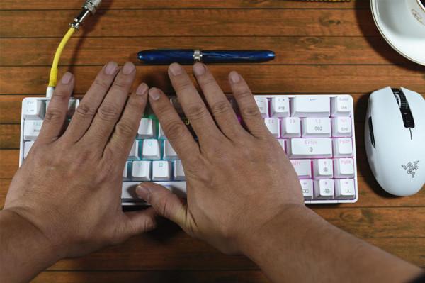 這鍵盤玩上就不想鬆手，平民好價，軸體熱插拔，還有RGB