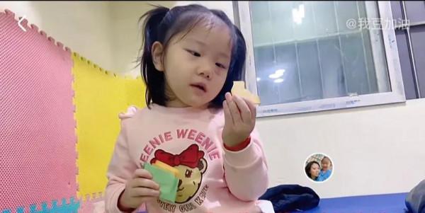 重慶5歲腦癱兒有個好媽媽 說話走路樣樣頂呱呱 重慶5歲腦癱兒有個好媽媽 說話走路樣樣頂呱呱