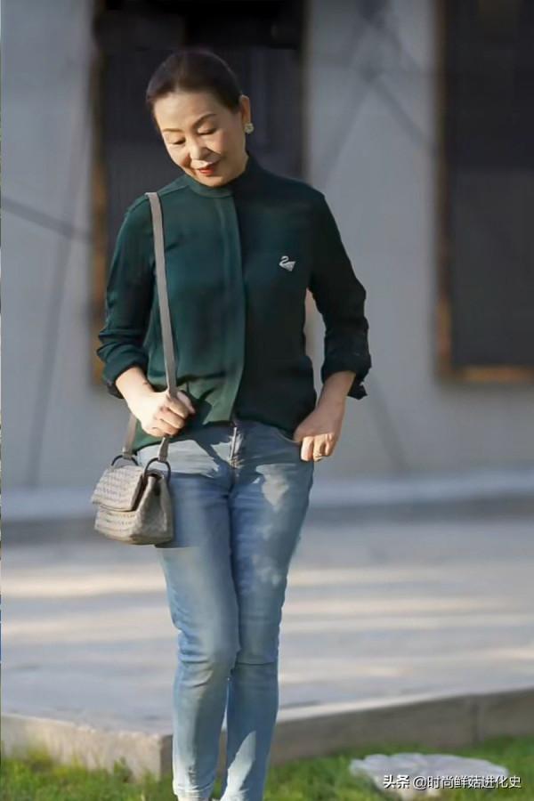 這才是50歲女人最美的打扮：“真絲衫+九分小腳褲”，優雅好精緻