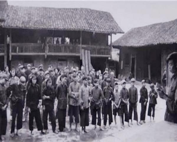 1949年運鈔機墜毀山野間，10萬銀元被搶，老百姓為此付出代價