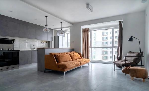 走進她家，就被簡約乾淨的氛圍吸引，室內清爽明亮，生活非常幸福