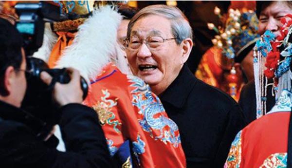 回顧上海證券交易所成立，朱鎔基曾向鄧小平彙報，鄧：你只管做