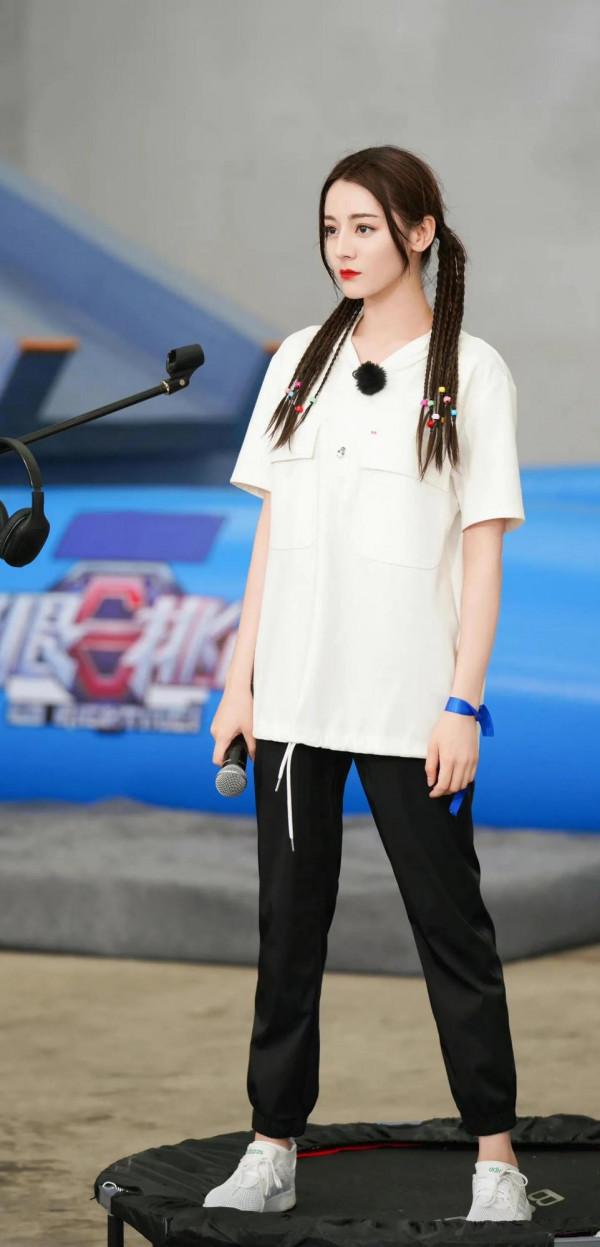迪麗熱巴 參加綜藝活動 白襪美足（大圖）