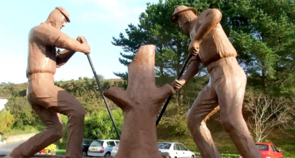 外國農民兄弟挖出金疙瘩，不僅自己成了土豪，還吸引大批人來淘金