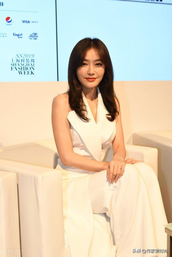 秦嵐真的好有古典美的範兒啊，這麼迷人為什麼還單身呢，要求高嗎