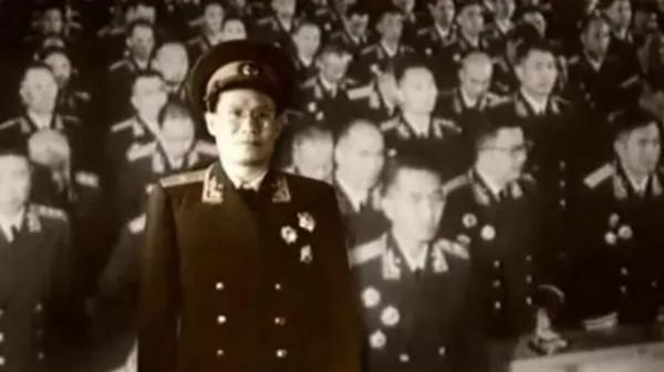 敵人懸賞：抓活的賞5000，死的賞3000，司令得知給了他8名警衛員