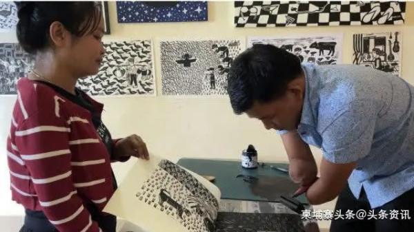 從養鴨子到受人追捧！柬埔寨斷臂青年用黑白畫筆繪出精彩人生