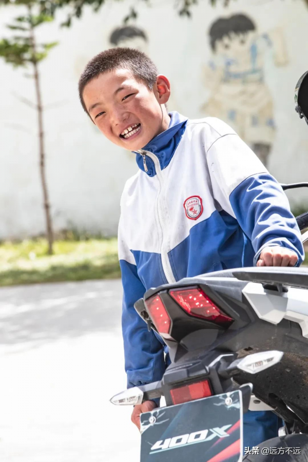 摩旅西藏的路上，我們闖入西藏小學，幹了件麼麼噠的事