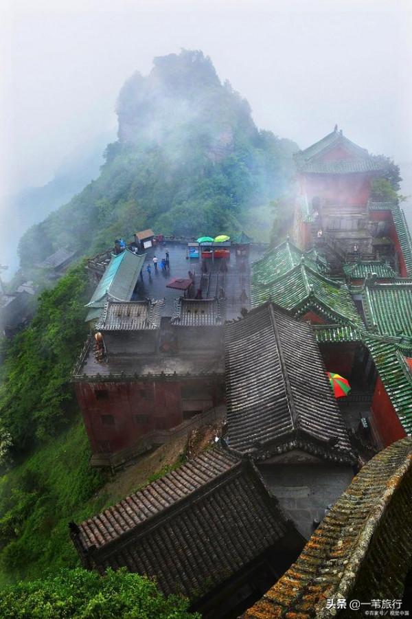 文化名山莫過於三山五嶽，五嶽分居全國，但每個省都有自己的三山